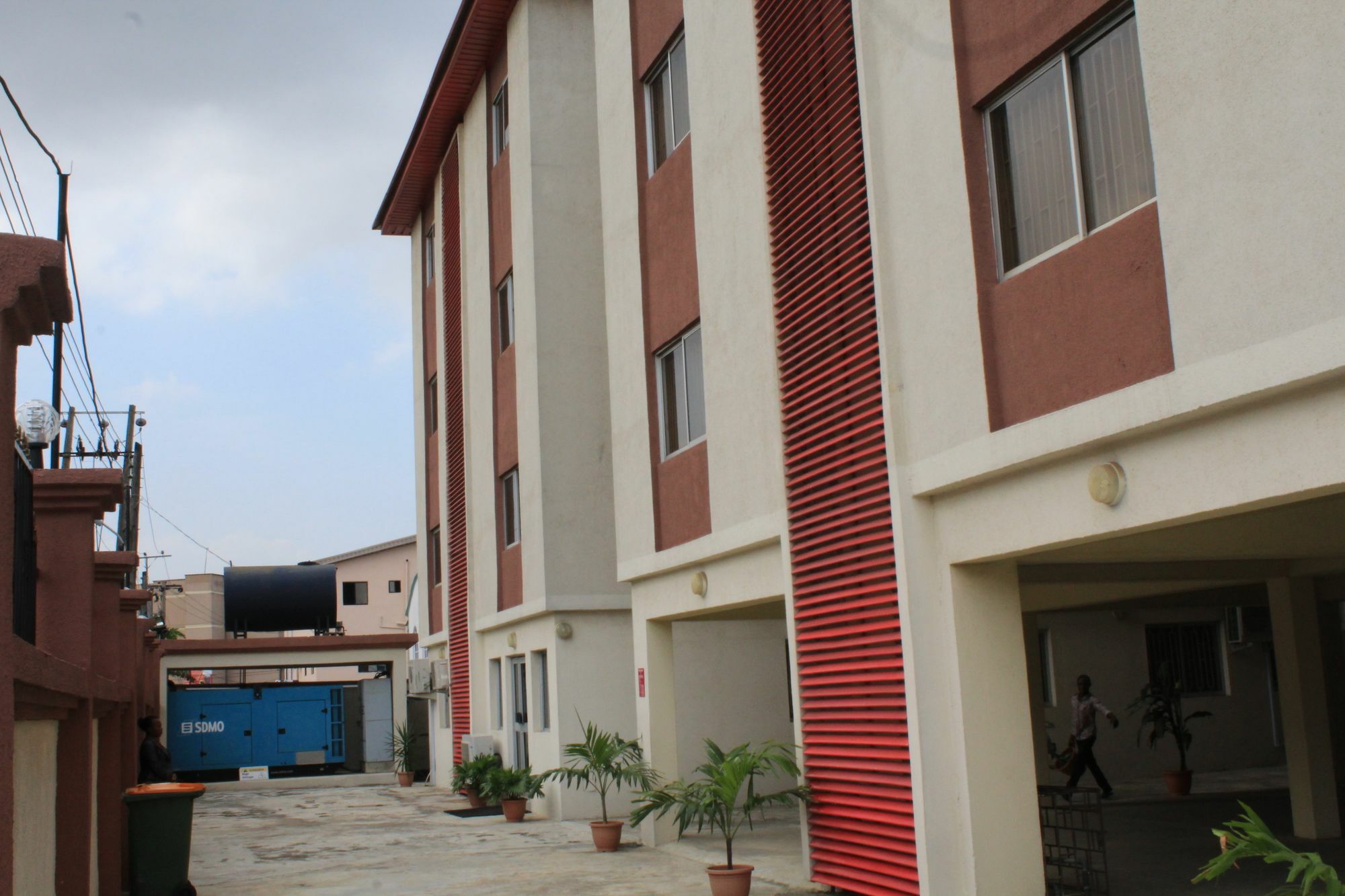 The Habitat Suites International Лагос Екстериор снимка